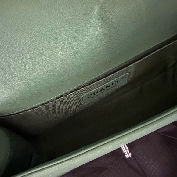 Chanel 19P green lambskin quilted medium boy bag with light gold hardware - Picture 9 of 10